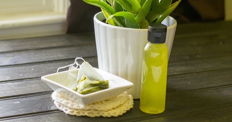 Homemade Green Tea & Aloe Skin Toner To Tighten Pores, Remove Excess Oil & More