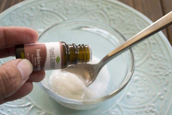 How To Make A 3 Ingredient Anti-Aging Eye Cream In 1 Minute