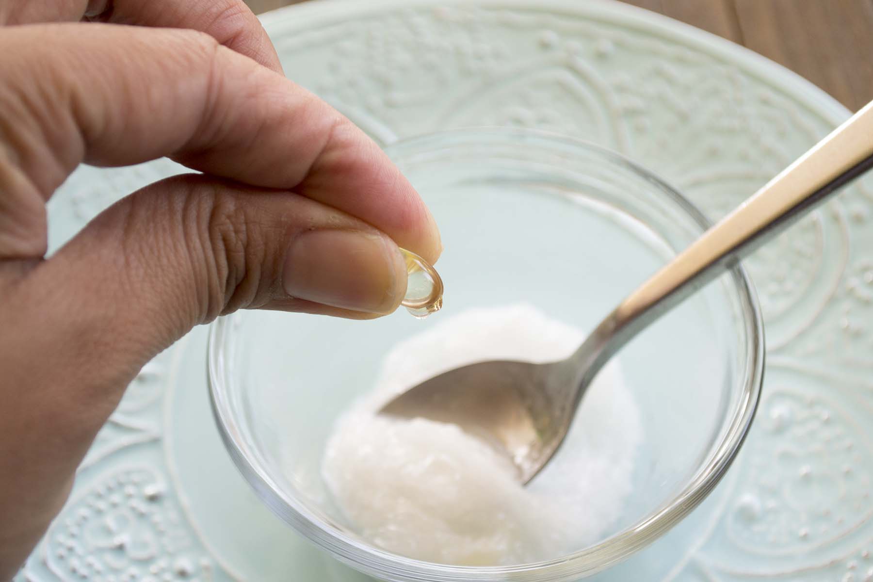 How To Make An Anti-Aging Coconut Oil Eye Cream