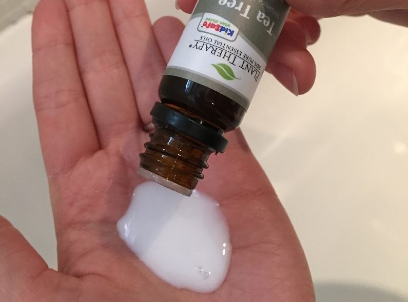 4 Reasons To Start Putting Tea Tree Oil In Your Hair & How To Do It
