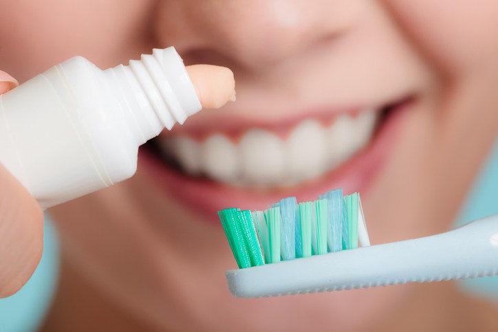 8 Best Natural & Organic Toothpastes (& Why Most Toothpastes Are Dangerous)