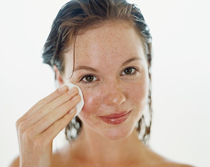 10 Best Ways To Remove Makeup Without Toxic Chemicals 