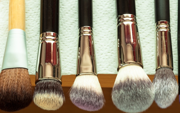 7 Best Ways To Clean Makeup Brushes Naturally