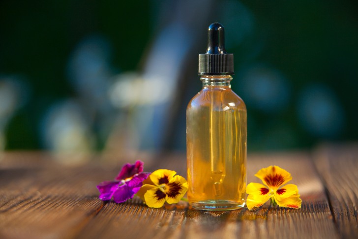 20 Romantic Essential Oils To Spice Up Your Love Life
